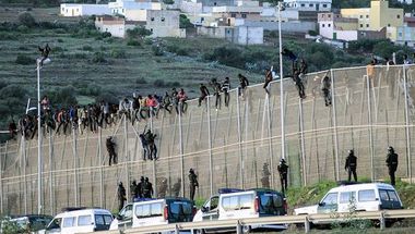 مئات المهاجرين يجتاحون الأسوار الحدودية بين المغرب ومدينة سبتةمئات المهاجرين يجتاحون الأسوار الحدودية بين المغرب ومدينة سبتة