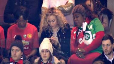 
والدة الشقيقين بوغبا ترتدي قميصا أثار الدهشة في مباراة مانشستر يونايتد وسانت اتيان | رياضة
