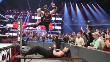 رياضة  "غدر سترومان" يساعد أوينز على الاحتفاظ بلقب WWE