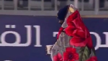 فيديو .. لقطة طريفة للاعب سعودي يسير في الملعب وهو متلحف ببطانية”