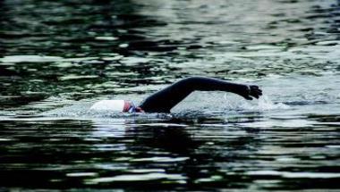 رياضة  السعودية مريم صالح أول سباحة تعبر خور دبي وقناة دبي المائية