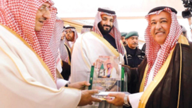 نائب الملك يتلقى درعا من الاتصالات السعودية