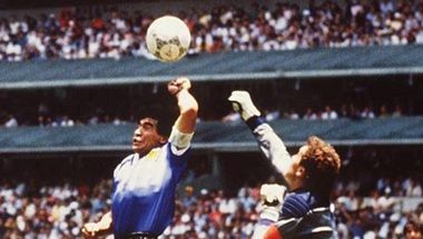 بعد 31 عاما.. مارادونا يكرر هدفه الذي "أبكى" إنقلترا بعد 31 عاما.. مارادونا يكرر هدفه الذي "أبكى" إنقلترا