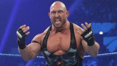 رايباك ينتقد WWE و يشيد برومان راينز