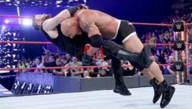 رياضة  جولدبرج يسحق أوينز في دقيقة ويتوج بلقب WWE العالمي