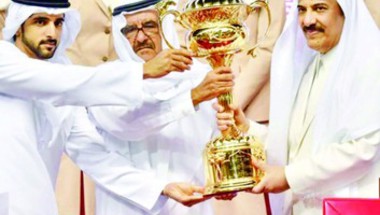 سعود بن خالد أول سعودي يحمل كأس دبي العالمي إلى الرياض