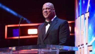 رياضة  WWE تكرم كيرت أنجل بقاعة المشاهير