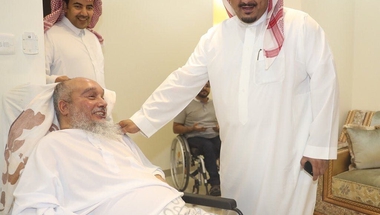 رئيس الهلال يزور المُسن الذي حضر على سرير متحرك في مدرجات استاد الملك فهد