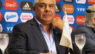 رئيس اتحاد الكرة الأرجنتيني يهاجم مدرب منتخب الإمارات المحتمل
