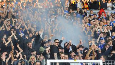 السويد - مشجعو "الألتراس" يرتدون النقاب في الملعب للاحتجاج