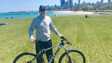 شفاشنشتايغر يستعمل الدراجة في تنقلاته بمدينة شيكاغو