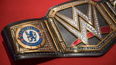 سر وضع شعار تشيلسي على حزام بطولة WWE