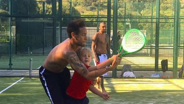 نايمار يفضل تعليم ابنه رياضة التنس