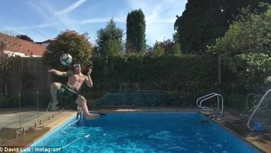لويز يمارس كرة القدم حتى في المسبح