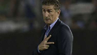 مدرب الأرجنتين السابق يقترب من قيادة المنتخب الإماراتي
