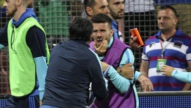 كسر أسنان لاعب يوناني في مشاجرة مع المنتخب البوسني