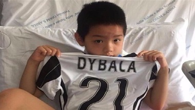 #ديبالا يهدي قميصه لطفل أصيب في حادثة تدافع #تورينو