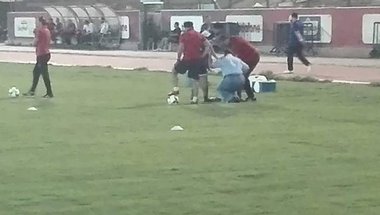 بالصور| عماد متعب يغادر مران الأهلي بسبب الإصابة