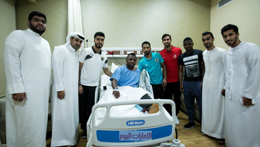 وفد من لاعبي شباب الأهلي-دبي يزور اسماعيل الحمادي في المستشفى