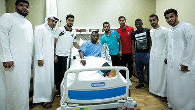 وفد من شباب الأهلي - دبي يزور الحمادي في المستشفى