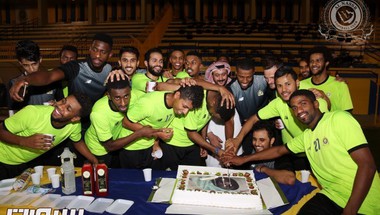 بالصور : مدرب النصر يصل الرياض و إحتفالية بمولودة شيعان