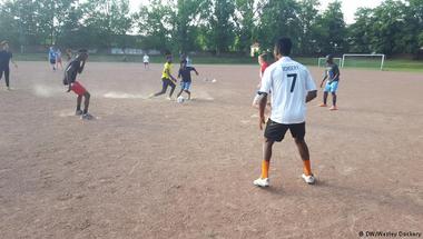نادي كرة قدم ببون يفتح أبوابه للاجئين القصّر للتمتع والاندماج