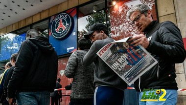 صور : احتشاد كبير لجماهير باريس سان جيرمان لشراء قميص نيمار