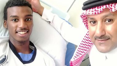 آل حمد عضو ادارة النهضة يزور الزهراني لاعب المبارزه