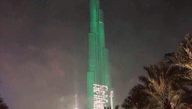 برج خليفة يتوشح العلم السعودي احتفالا بالتأهل للمونديال