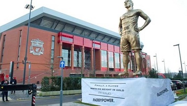 تمثال يثير الشكوك قبل مباراة ليفربول ومانشستر سيتي - صحيفة صدى الالكترونية