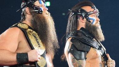 ماكينة الحرب قد وقعوا مع WWE - في الحلبة