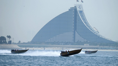 القوارب الخشبية تُبحر في شواطئ دبي الجمعة