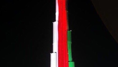 برج خليفة يتزين بعلم عمان بعد الفوز بخليجي 23