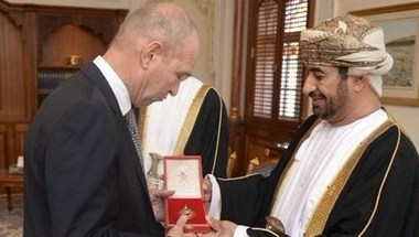 وسام الاستحقاق الرئاسي لمدرب المنتخب العماني 