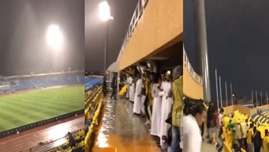 بالفيديو.. خروج جماهير الشباب والاتحاد من الملعب لشدة الأمطار - صحيفة صدى الالكترونية