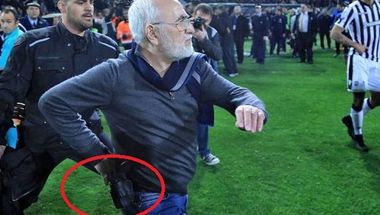 رئيس نادي "مسلح" يقتحم الملعب بعد إلغاء هدفرئيس نادي "مسلح" يقتحم الملعب بعد إلغاء هدف
