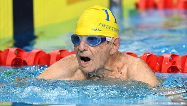 عمره 99 عاما.. ويحطم رقما قياسيا في السباحة
