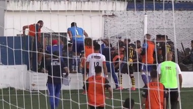 اشتباكات بين الشرطة ولاعبين خلال مباراة في الأرجنتين - صحيفة صدى الالكترونية
