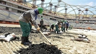 قطر تُجبر عمال المونديال على العمل 14 ساعة يوميًا دون انقطاع - صحيفة صدى الالكترونية