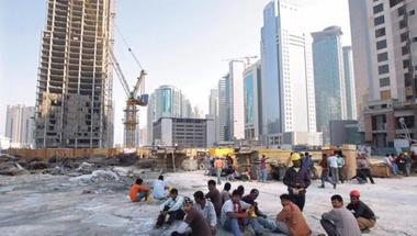 منظمة دولية تعري الدوحة: انتهاكات بالجملة في حق عمال كأس العالم