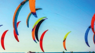 بطولة «دبي للكايت سيرف» على شاطئ جميرا اليوم