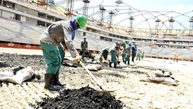 قطر تُجبر عمال المونديال على العمل «14» ساعة يومياً
