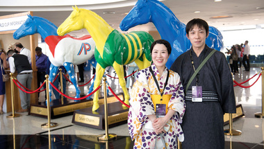 عروسان يابانيان يفتتحان شهر العسل بمشاهدة كأس دبي العالمي