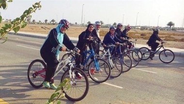 أول سباق دراجات نسائي بـ السعودية ينطلق اليوم الثلاثاء