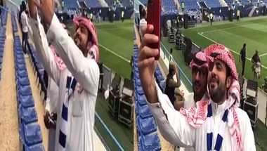 بالفيديو.. مشجع يتمنى فوز الهلال تحت المطر - صحيفة صدى الالكترونية
