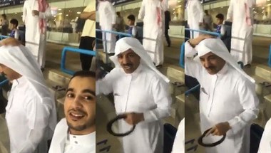 بالفيديو .. صالح النعيمة يرفع عقاله تقديرًا للهلال - صحيفة صدى الالكترونية