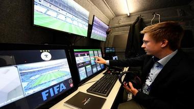 "فيفا" يختار 13 حكما لتقنية الفيديو في كأس العالم