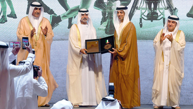 منصور بن زايد يسلّم مكرمة رئيس الدولة  لأصحاب الإنجازات الرياضية