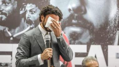 اللاعب حسام غالي ينهار باكياً في مؤتمر إعلان اعتزاله