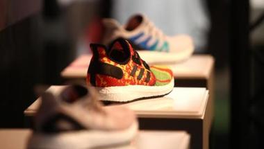 «أديداس» تقود ثورة لـ«تسريع» صناعة الأحذية الرياضية
